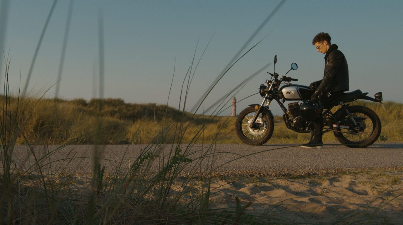Plan tourné dans les dunes, un phare à l'horizon